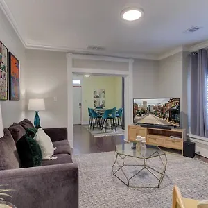 Bright & Charming With Fire Pit And Porch Swing - Close To Beale Street, Bbq, Graceland, And The Liberty Bowl Holiday home Memphis